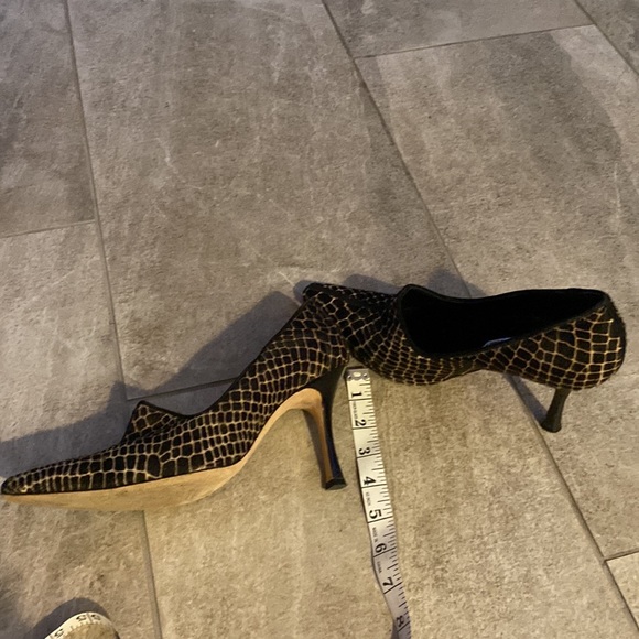 Manolo Blahnik Animal Print Black and White Pointed Toe Heels Size 7.5 (38) - Picture 6 of 6